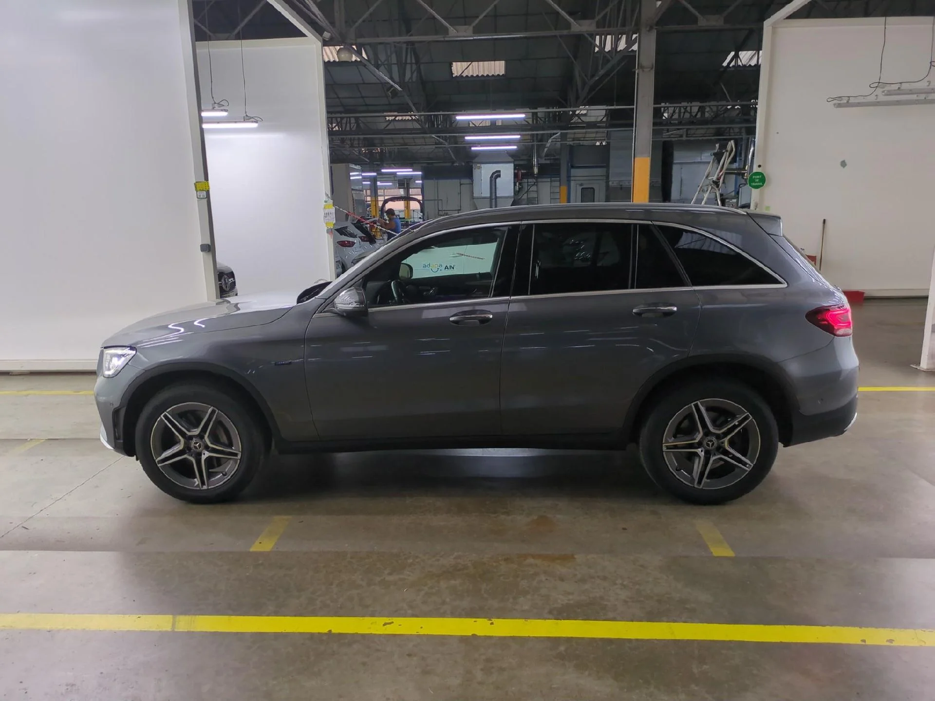 MERCEDES-BENZ GLC / 2019 / 5P / SUV 2.0 GLC 300 E AMG LINE 4MATIC – Image 3